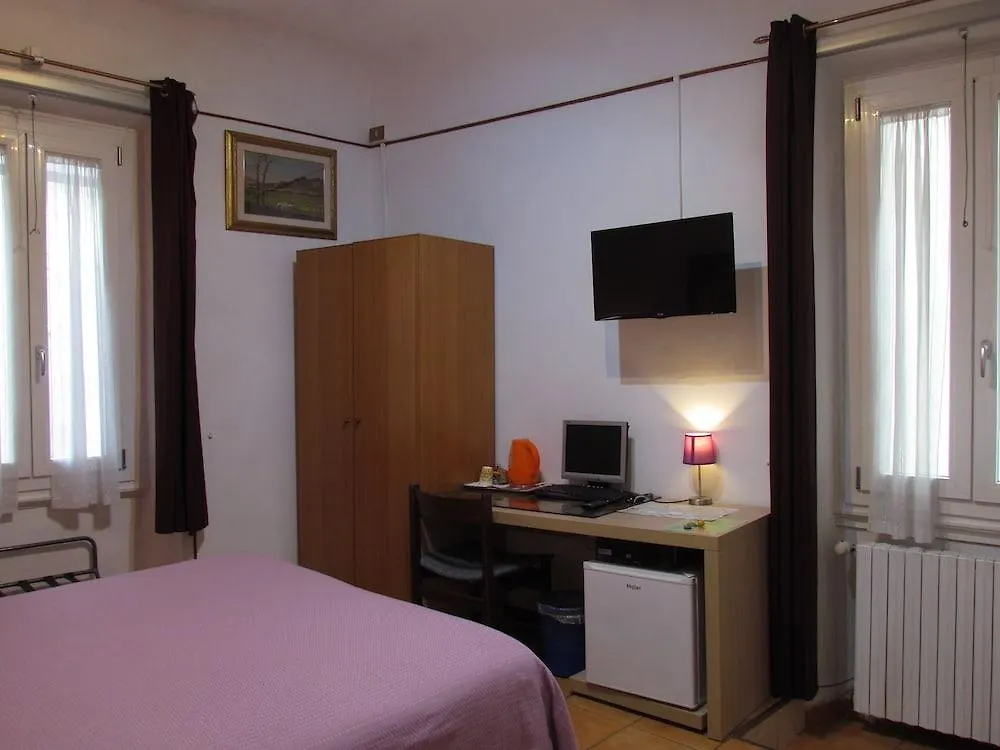 Althea Rooms Florence 2*,